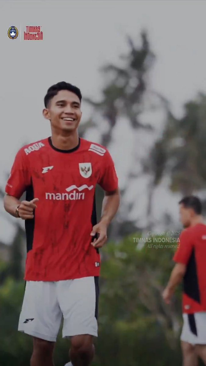 On the grind at Bali Training Center 💪⚙️ Saksikan latihan hari kedua @timnasindonesia selengkapnya hanya di Livin’ Sukha melalui aplikasi #LivinbyMandiri atau cek di 📱 ‣ #KitaGaruda ‣ #TimnasIndonesiaMandiri