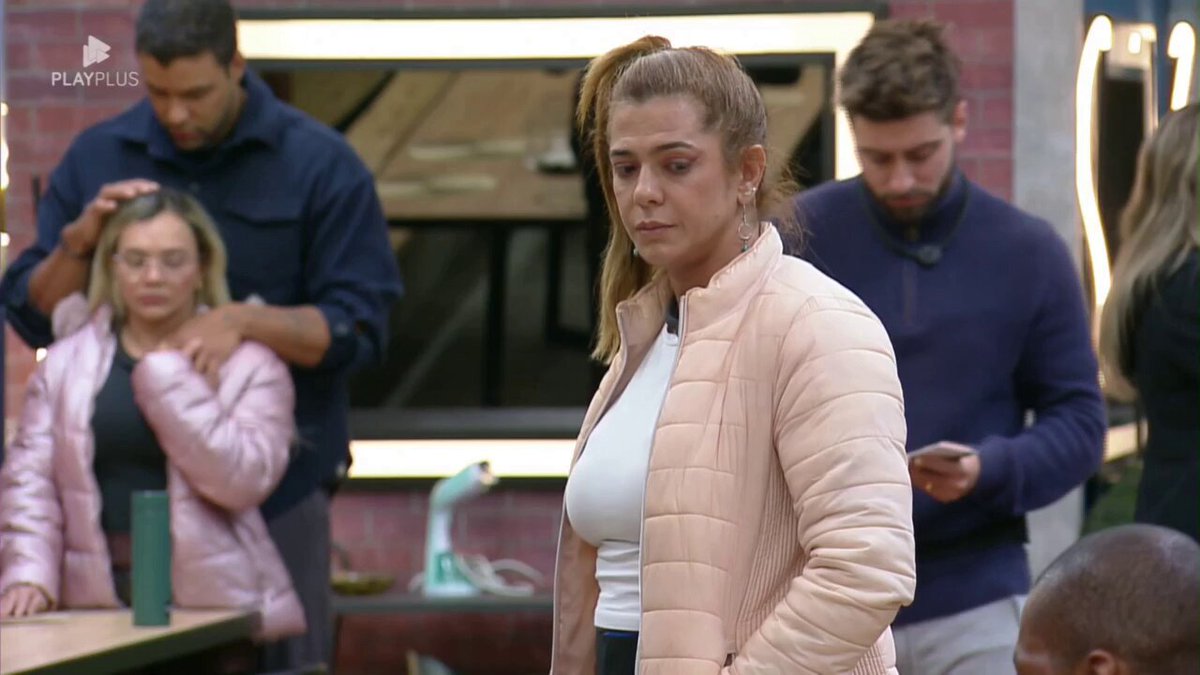 Adriana: "Sabe o que o Dhomini faz? Ele leva uma garrafinha de plástico pro quarto e faz xixi nela pra não ter que pedir no interfone pra ir ao banheiro. Ele nunca reclamou! Acende a luz no abajur e mira" #PowerCouple