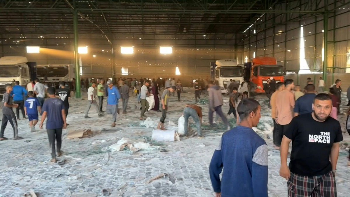 🇵🇸 VIDEO: Thousands of desperate Palestinians storm a United Nations warehouse in central Gaza as gunshots ring out. The World Food Programme has reported two possible deaths in the tumult as Israel and the UN trade blame over the deepening hunger crisis.
