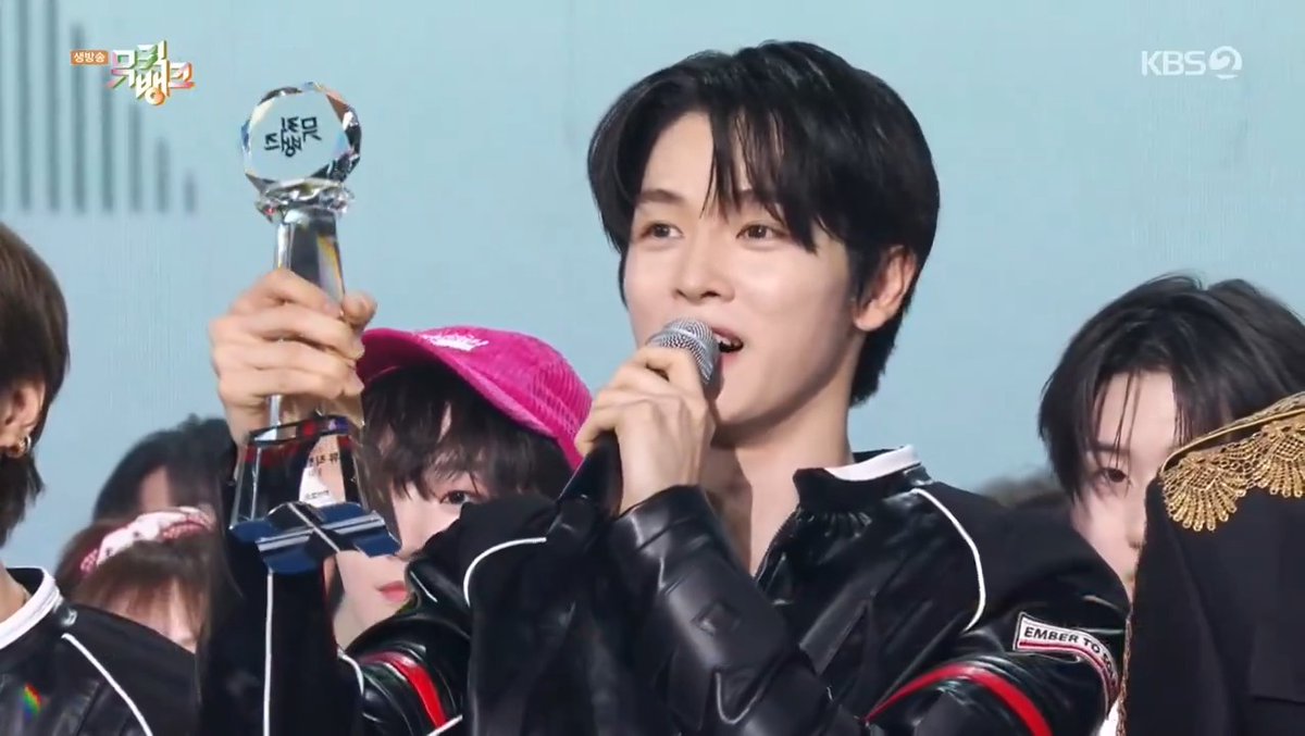 🏆 Congratulations to RIIZE (RIIZE) for winning first place on Music Bank with “Fly Up”! 🥳 #FlyUp2ndWin #RIIZE9thWin #RIIZE #라이즈 #RIIZE_FlyUp (250530)