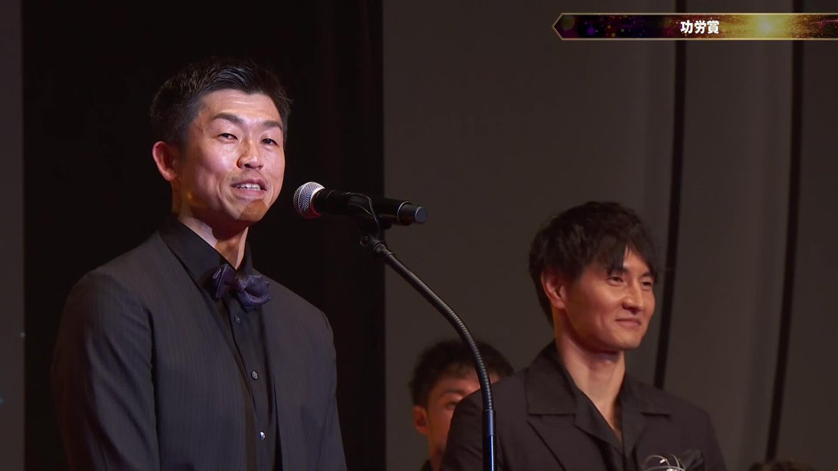 功労賞を受賞した岡田優介選手にサプライズ💐 正中岳城さんがプレゼンターとして登場👏 📡公式YouTubeにて生配信中 #Bリーグ #りそなグループ #Bリーグアワード