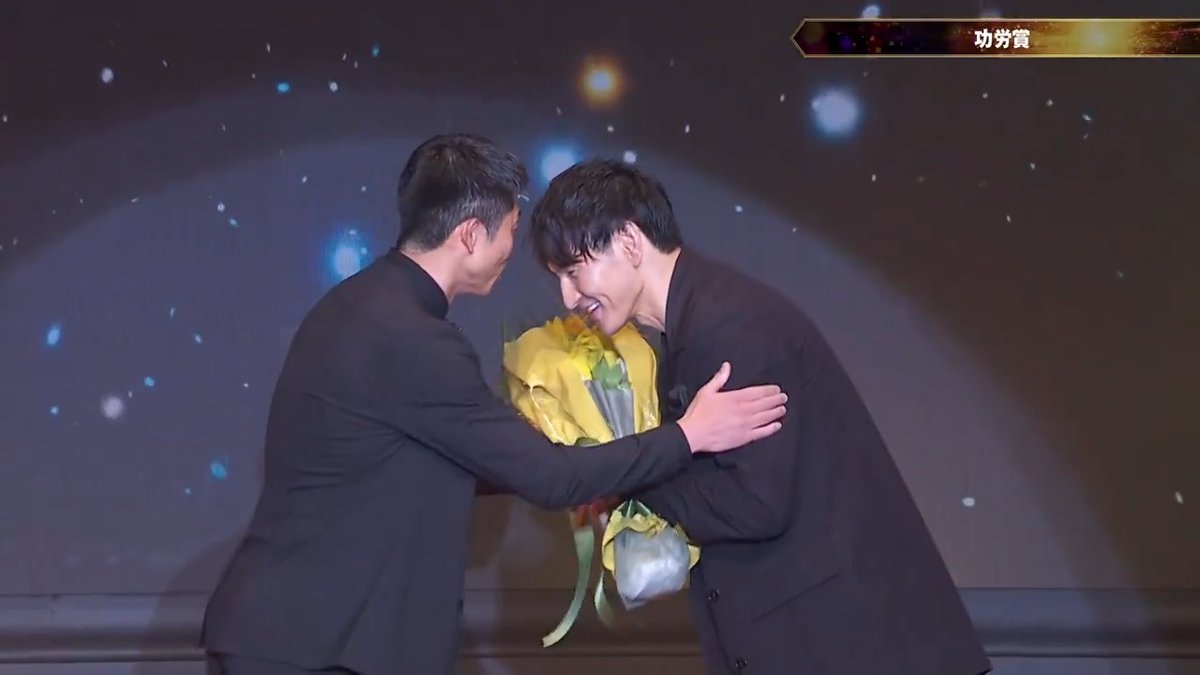 𝐁.𝐋𝐄𝐀𝐆𝐔𝐄 𝐀𝐖𝐀𝐑𝐃 𝐒𝐇𝐎𝐖 𝟐𝟎𝟐𝟒-𝟐𝟓🎖️ 今季限りで引退される岡田優介選手に贈られた功労賞。学生時代そしてトヨタ自動車アルバルク時代にともに戦った盟友・正中岳城がプレゼンターを務め熱いメッセージを送りました💐 岡田選手、柏木選手、ギブス選手、功労賞おめでとうございます!そして現役生活、本当にお疲れ様でした。 岡田優介(Yusuke Okada) #Bリーグアワード