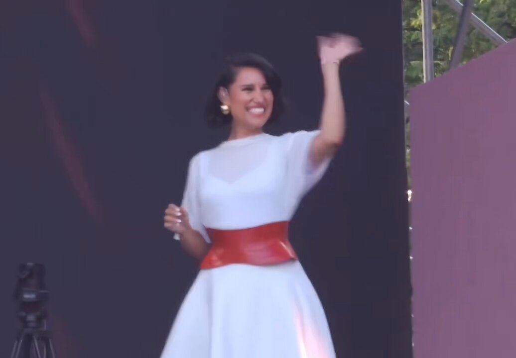 mother is back on stage 😍