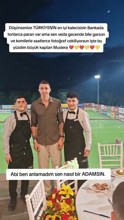 Fernando Muslera, düzenlenen yemekte görev alan tüm garsonlarla fotoğraf çekildi.