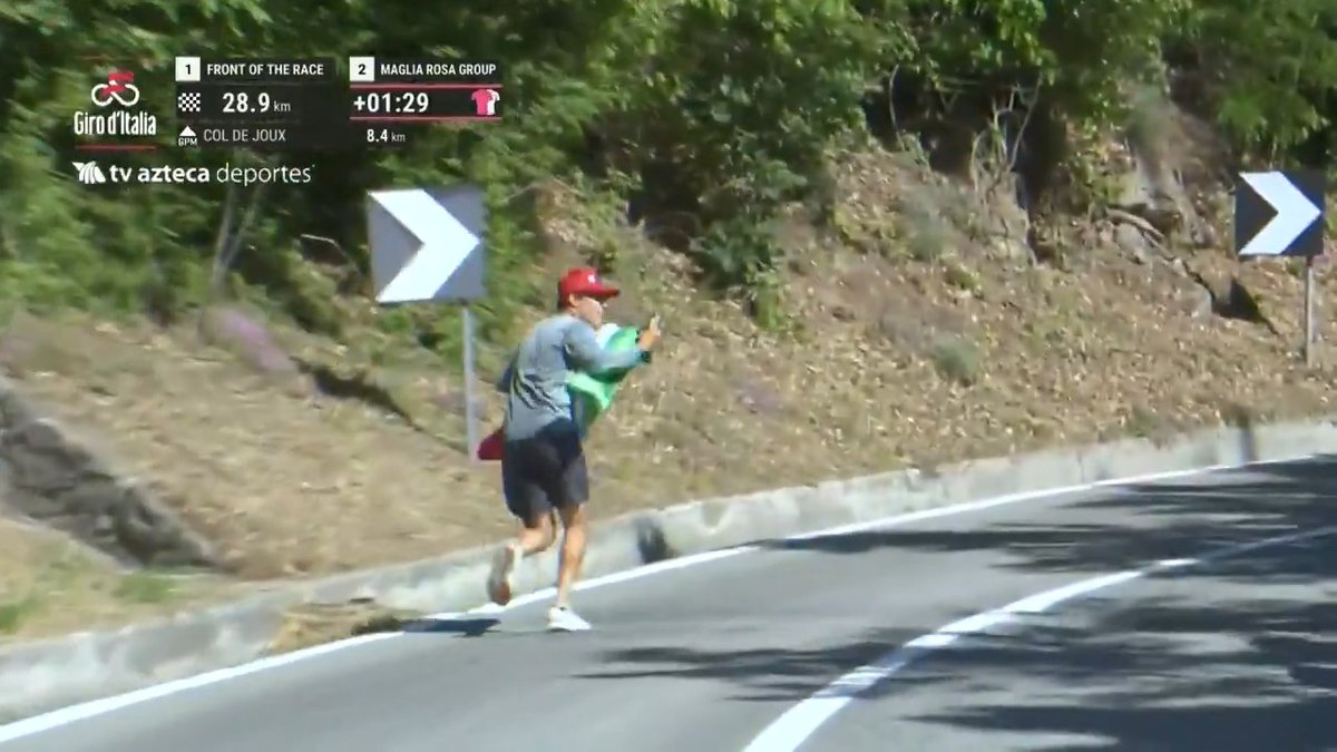 ¡Qué momento!🤩 Un aficionado mexicano acompañó a Isaac del Toro por unos metros. No importa donde sea, siempre estamos presentes #DelToroXAzteca 🔴 EN VIVO:
