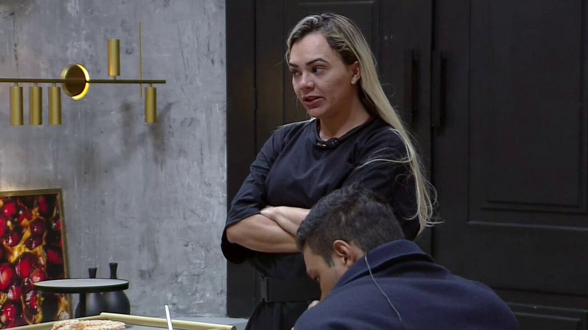 Dhomini acusa Carol de ter preconceito contra nordestinos: "É preconceito com vocês, sim! Preconceito com quem vem do Nordeste pra trabalhar, com quem não é da mesma cor. Eles acham que são superiores" #PowerCouple