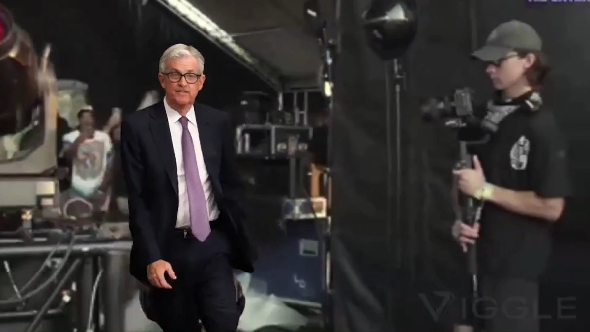 Jerome Powell walking into the White House with 0% interest in cutting rates