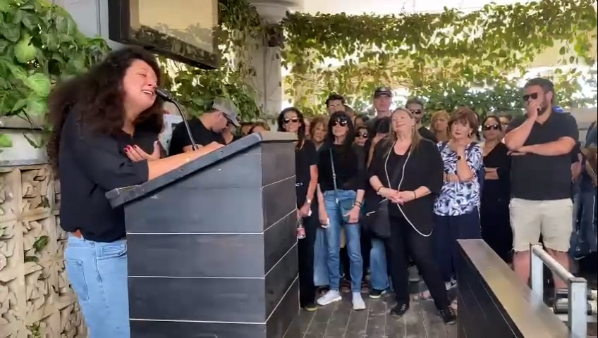 מרגש כל כך: שי-לי עטרי שרה את השיר "אתה חיכית לי" הבוקר בהלווייתו של אביה, ד"ר יוסי עטרי 💔 את השיר, שהתפרסם בביצוע של דודתה יונה עטרי ז"ל ושל יוסי בנאי ז"ל במופע "תל אביב הקטנה", שר אביה יוסי לאמה אביבה בפגישתם הראשונה. יהי זכרו ברוך 🙏