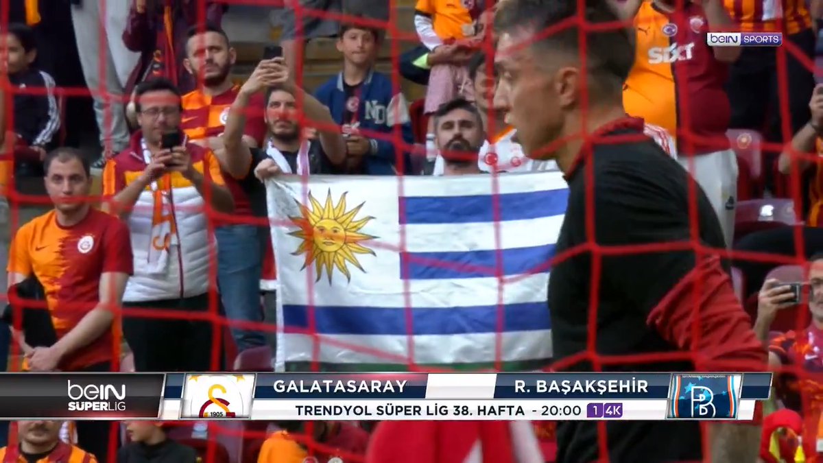 Yüzlerce taraftar, Fernando Muslera formasıyla maça geldi, birçok tribünde de Uruguay bayrakları açıldı.
