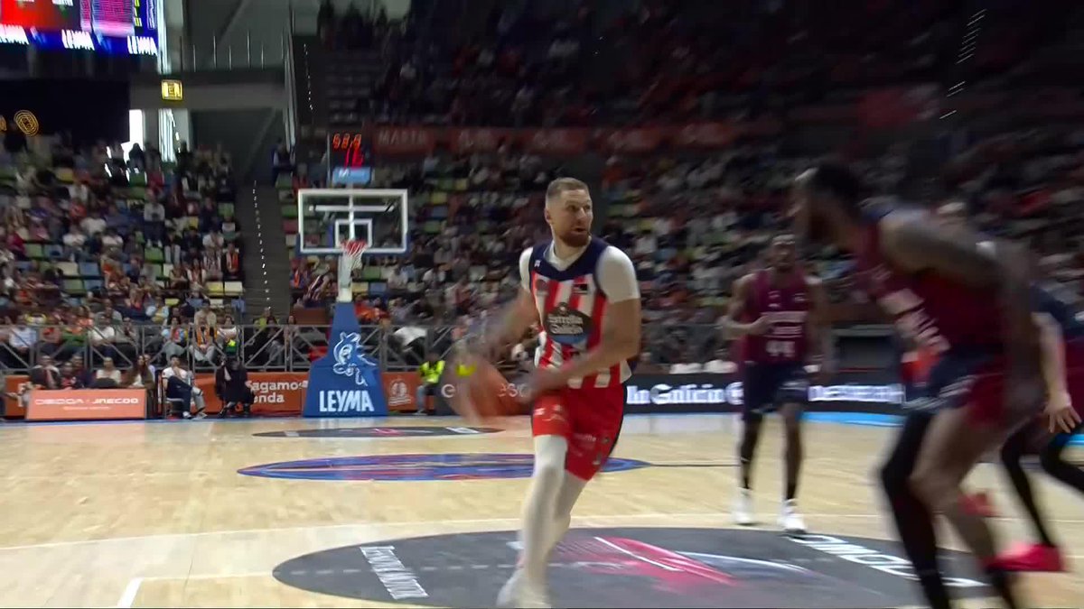 🤯 La 𝘿𝙀𝙇𝙄𝘾𝘼𝙏𝙀𝙎𝙎𝙀𝙉 en forma de asistencia por la espalda que ha firmado Ingus Jakovičs ha sido... de muuuucha calidad. 📺 Basket en Movistar Plus+ | #ConectaConTuPasión #LigaEndesa | Leyma Basquet Coruña 🍊