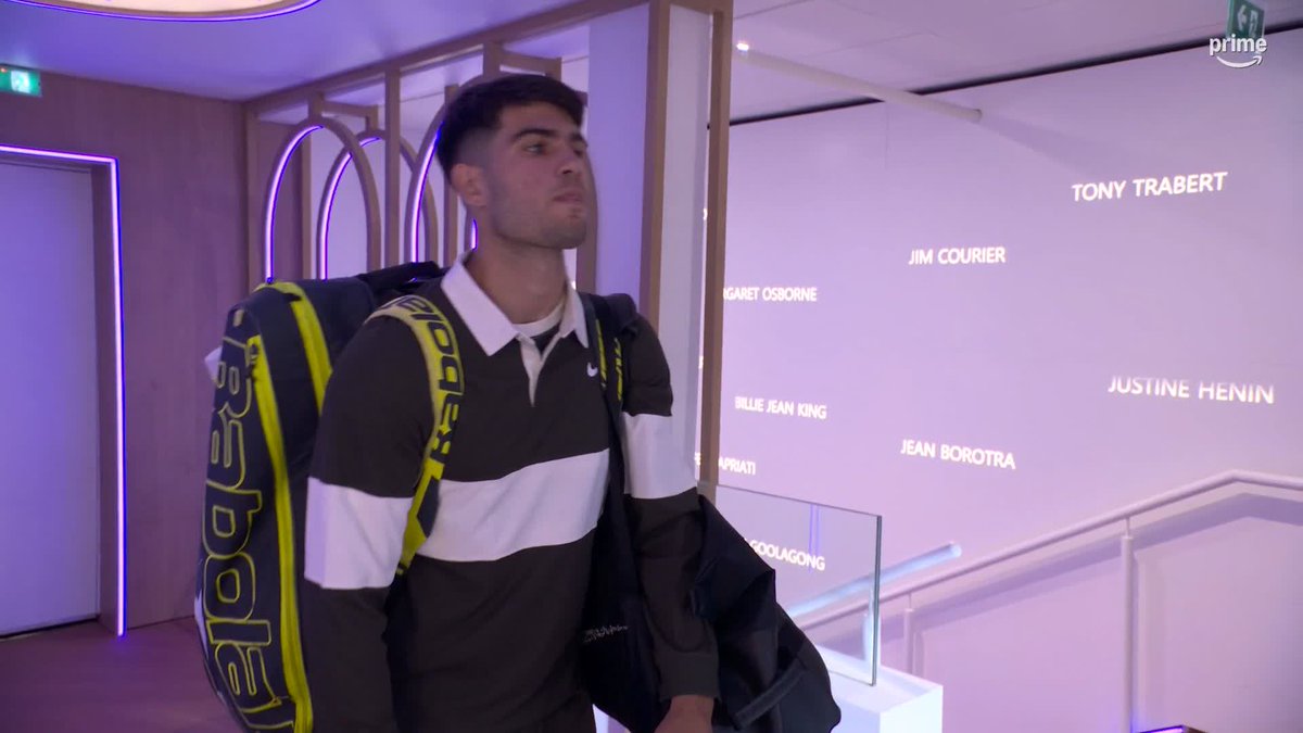 Carlos Alcaraz lance la night session contre Damir Dzumhur sur le Court Philippe-Chatrier. 🇪🇸 #RolandGarros