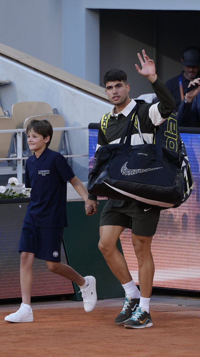 Alcaraz is in the building 🤩 #RolandGarros