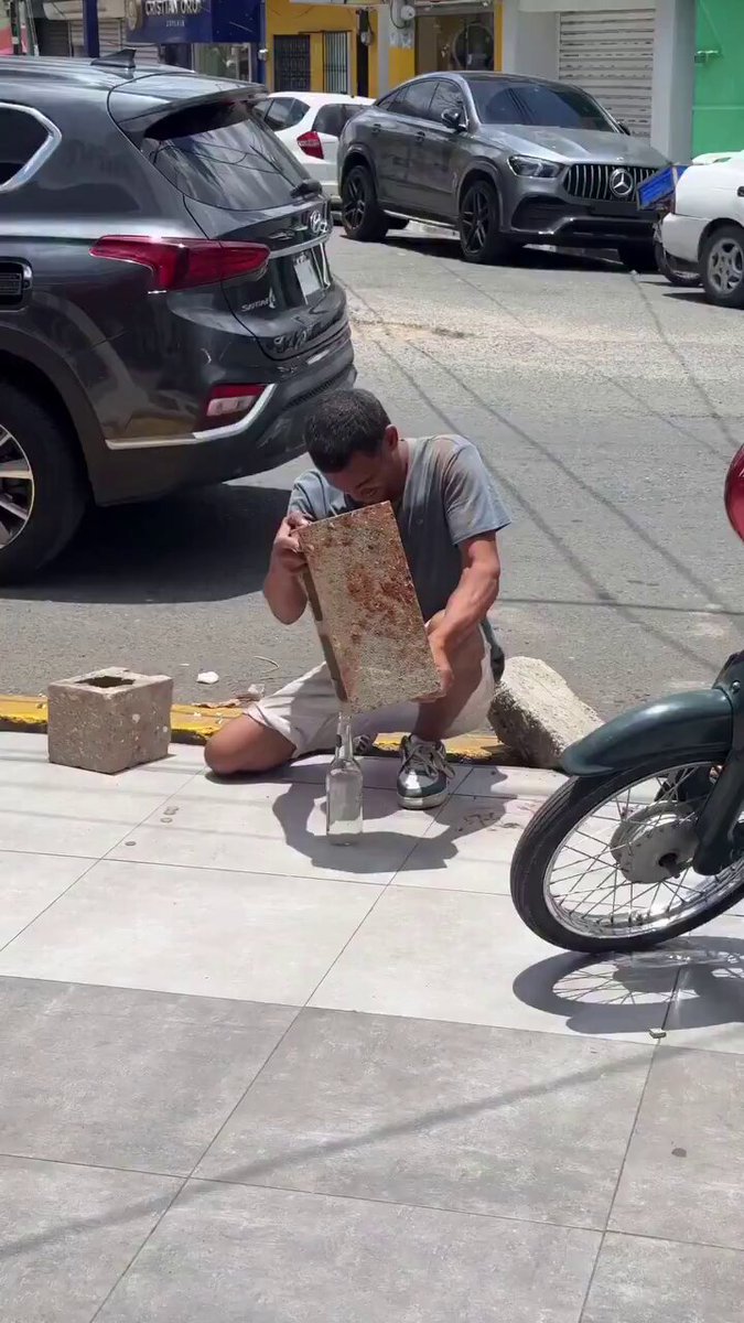 شاب عاطل ما عنده شغل قدر يجمع الناس ويبهرهم