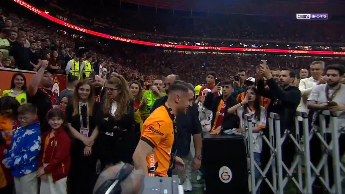 🙌 “Çocukluk aşkımsın…” 🦁 Yunus Akgün, kutlamalar için sahada! #beINSPORTS