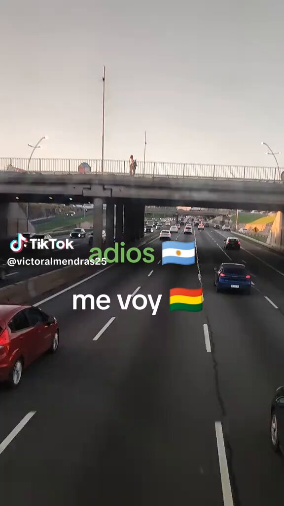 Debido a las nuevas politicas migratorias del presidente Javier Milei, muchos bolivianos empiezan a abandonar Argentina, ya q ahora deberan pagar por la salud y la educacion, ademas q estan siendo obligados a pagar impuestos en sus comercios.