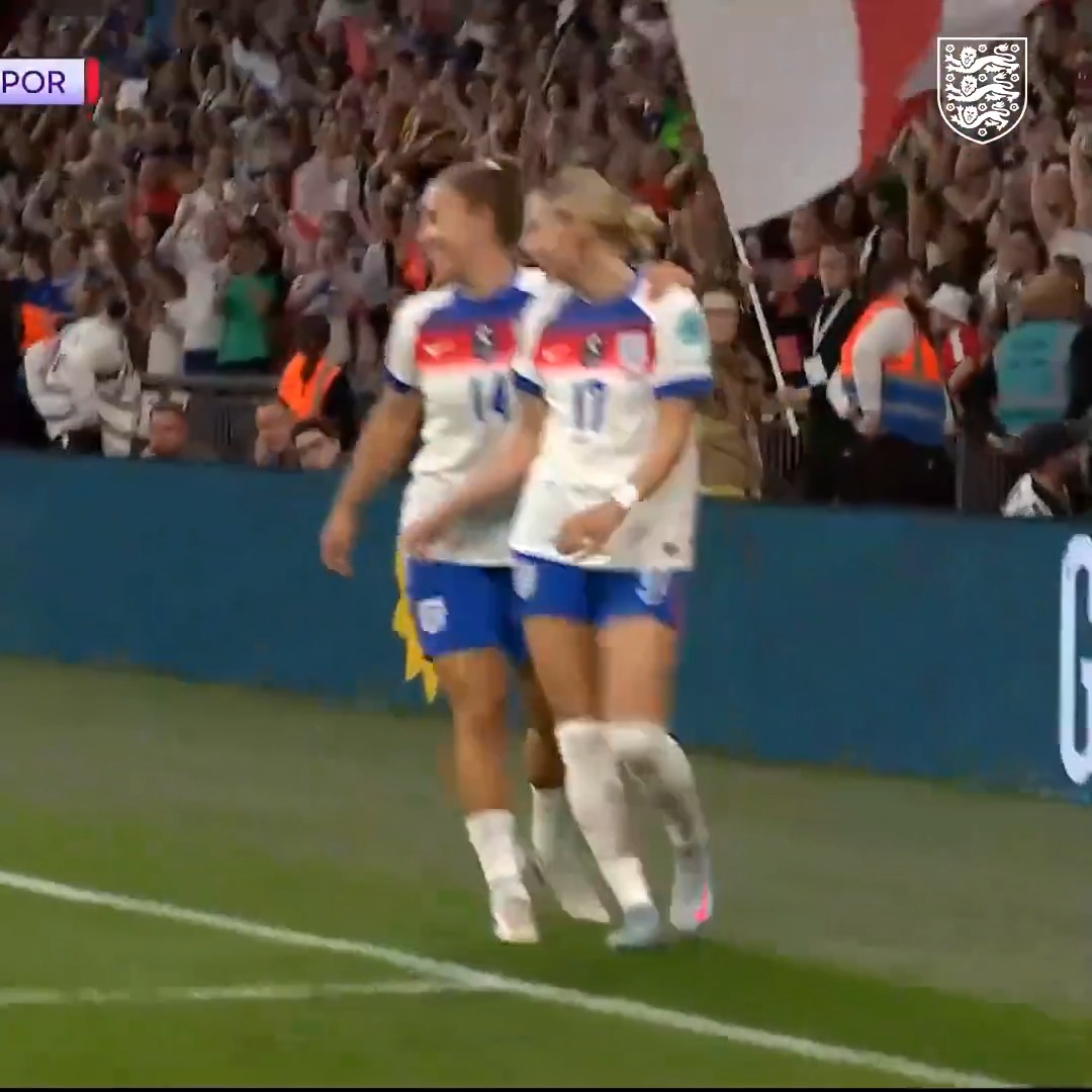 On a PLATE! 🍽️ Beth Mead MBE 🤝 Chloe
