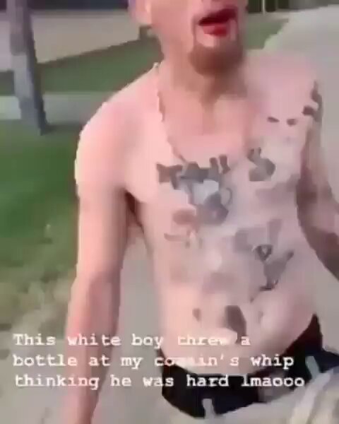 VIDEO | This Nazi throws a bottle at a car driven by a Latino in Texas (USA). After being beaten, he had to clean it..