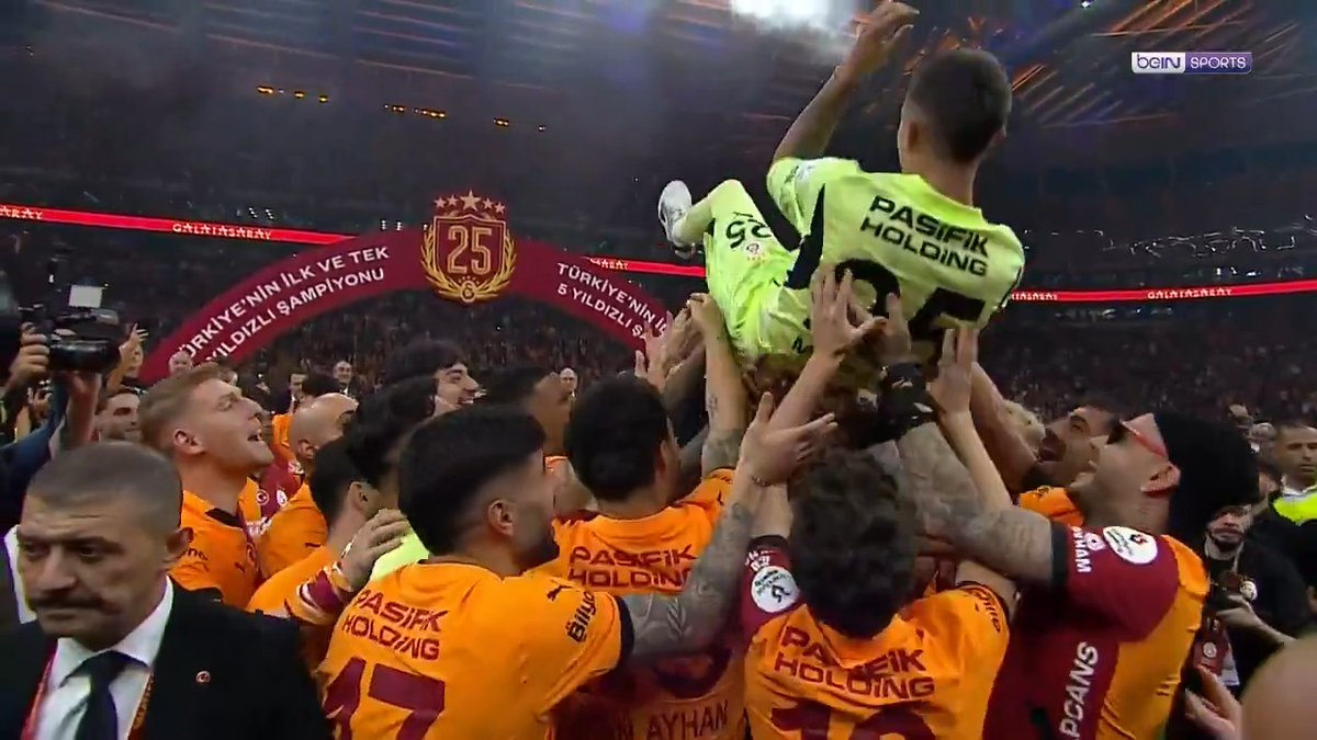 Muslera: "Alo alo. Her şey için çok teşekkürler. Her zaman her yerde en büyük Cimbom."