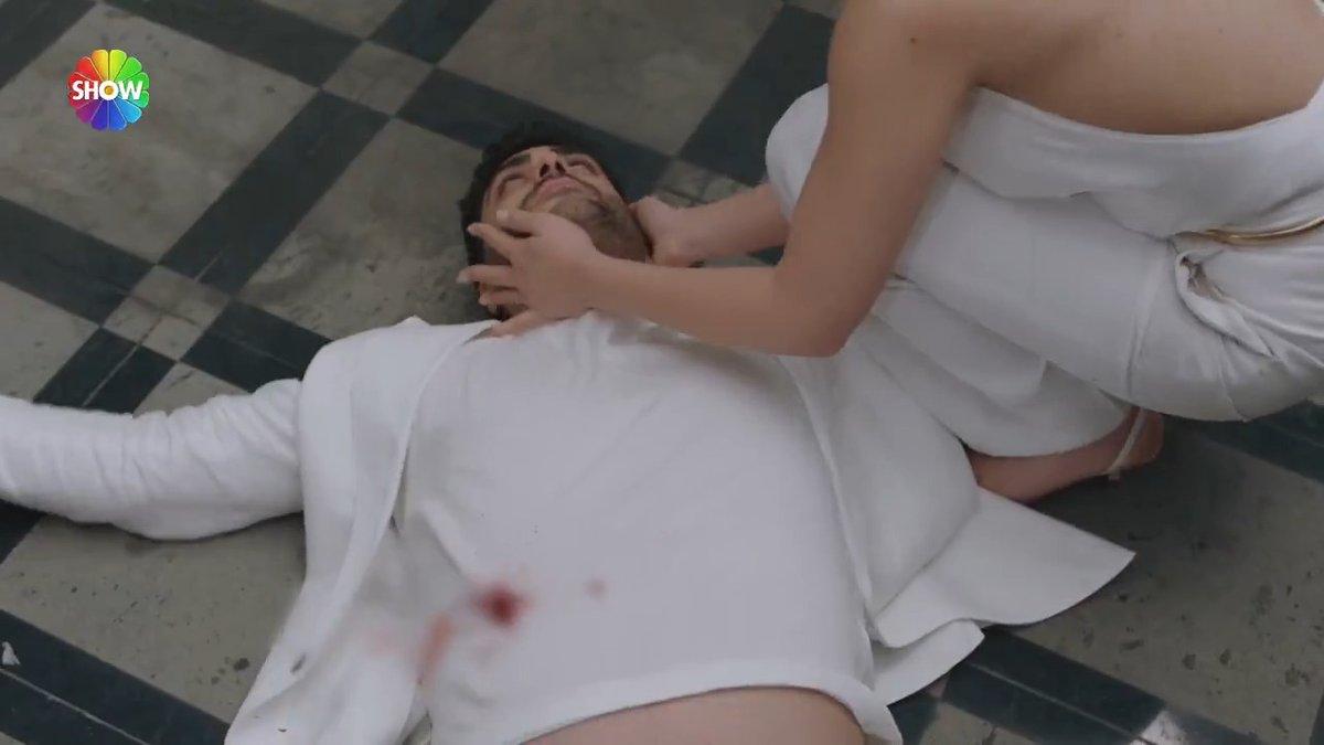 “Kimse kıpırdamasın!” Mustafa, kontrolü kaybediyor ve mermiler havada uçuşuyor! #KızılcıkŞerbeti sezon finali bölümüyle Show TV'de.