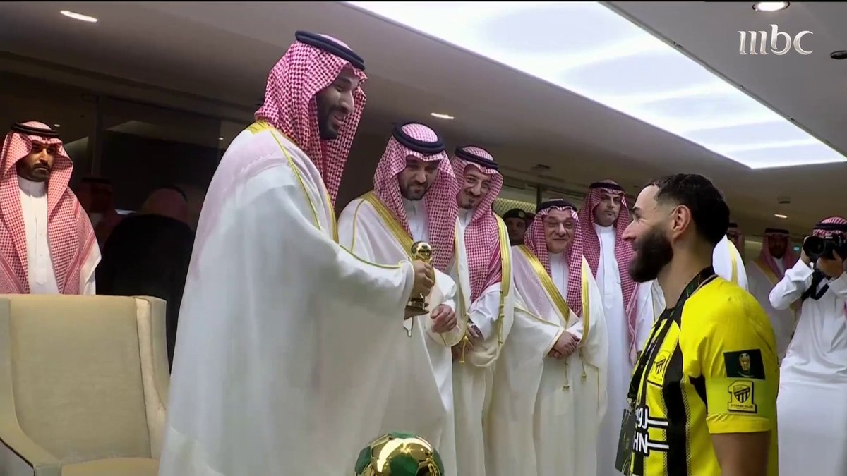 سمو ولي العهد يسلم بنزيما قائد الاتحاد ذهب كأس الملك 🏆 🇸🇦 😎 #الاتحاد_القادسية #أغلى_الكؤوس