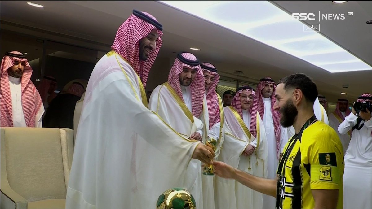 سمو ولي العهد يسلّم بنزيما ذهب الكأس🏆 #كأس_خادم_الحرمين_الشريفين #الاتحاد_القادسية | #SSC