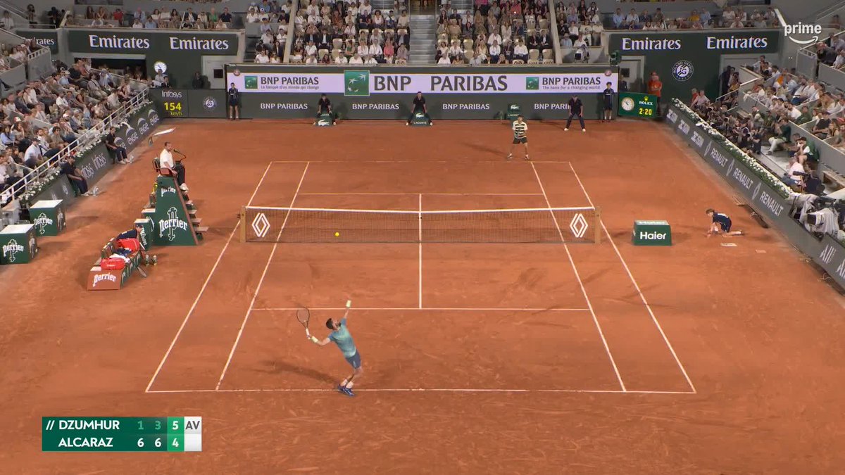 Damir Dzumhur 🇧🇦 arrache un set contre Carlos Alcaraz dans cette night session sur le Court Philippe-Chatrier après 2h20. ⚡️ Deuxième set perdu par l’Espagnol dans ce #RolandGarros