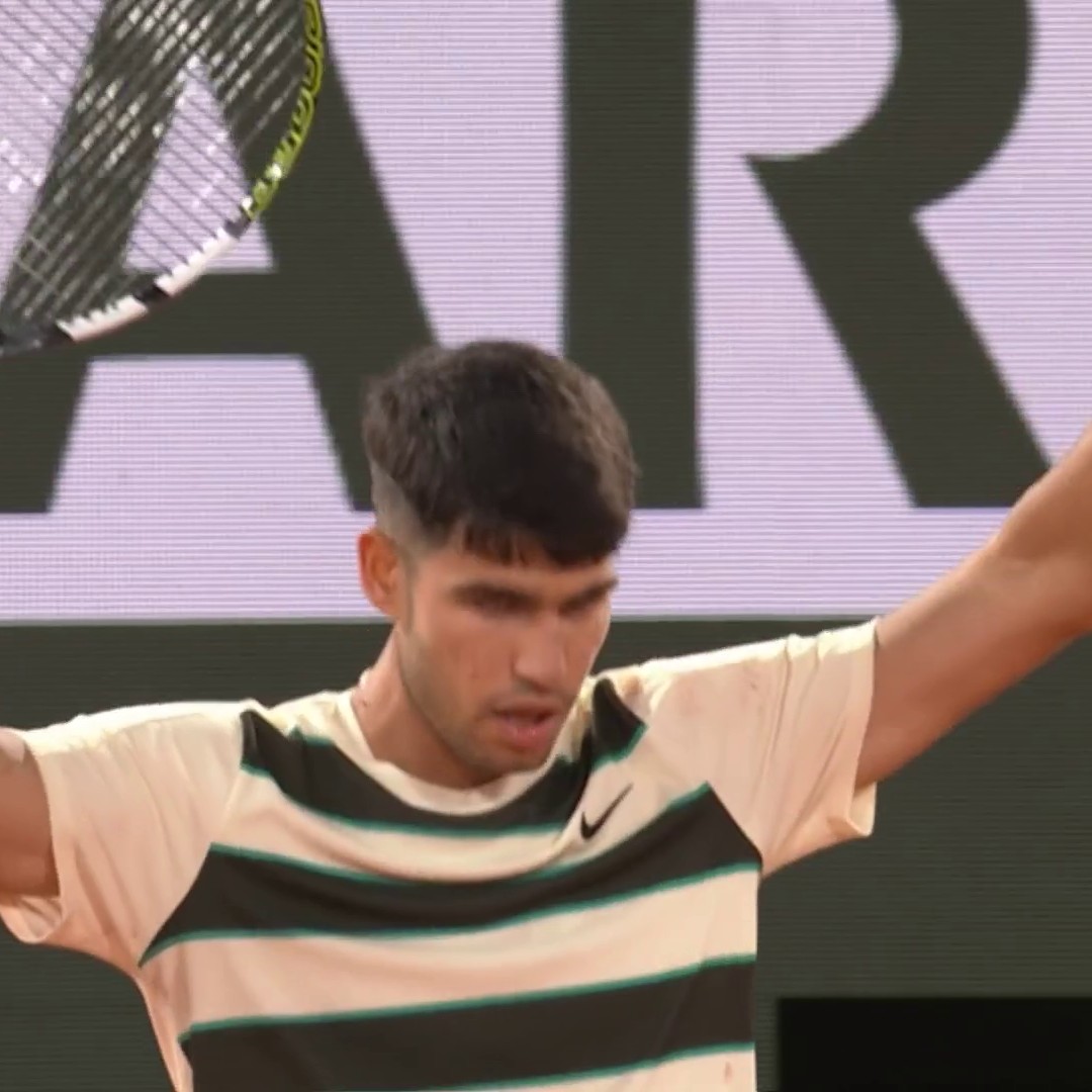 A FRIDAY-NIGHT THRILLER 🍿 Carlos Alcaraz takes the win in a gripping match against Damir Džumhur 👏 #RolandGarros #tennis #RG25