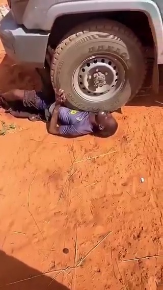 فيديو تم تصويره من قبل مرتزقة الدعم السريع، يوثق حالة تعذيب لأحد الأسرى وهو على قيد الحياة A video filmed by #RSF mercenaries documents the torture of a POW while he was still alive. #جرائم_الدعم_السريع #السودان #Sudan
