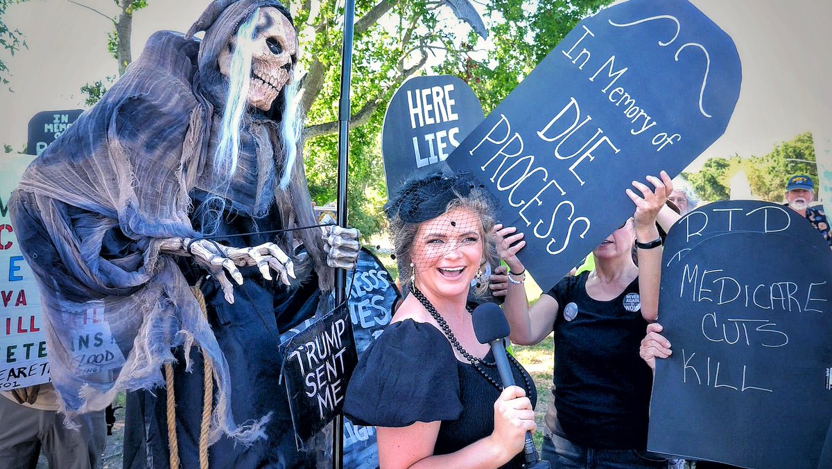 Democrats made old people at this "die-in" lay down in ANTHILLS with tombstones to stick it to Trump 😂 Can't make this stuff up!