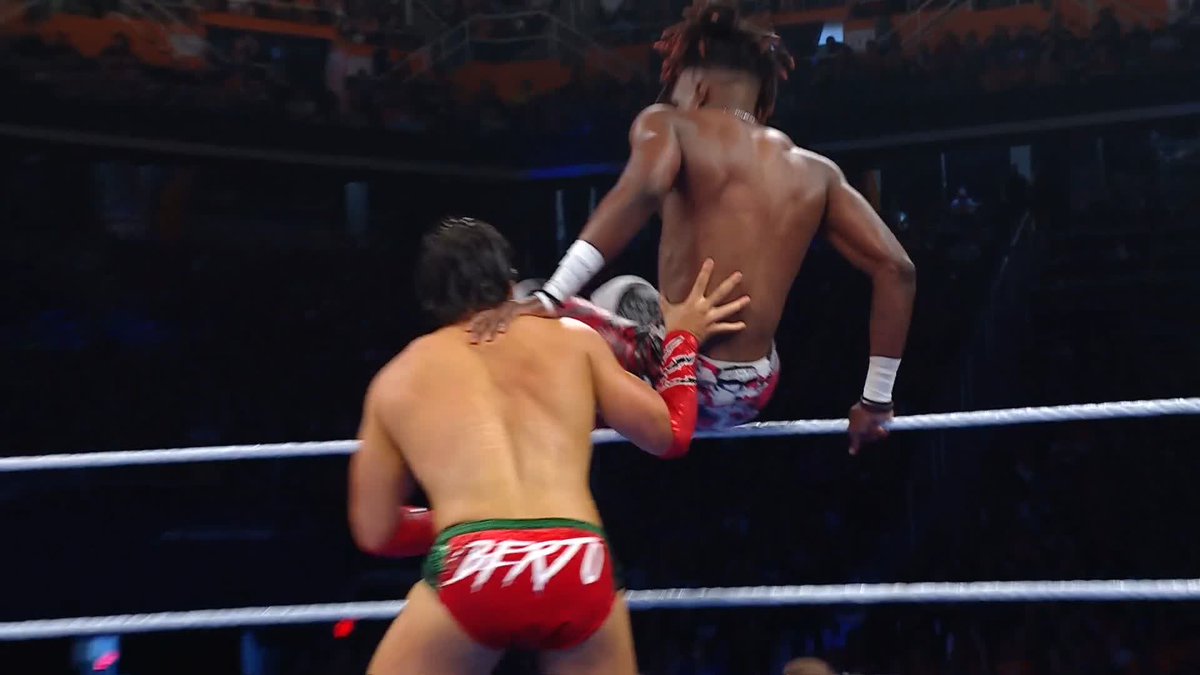 .Je’Von Evans and REY FENIX WWE are putting on a clinic! 🔥 #SmackDown