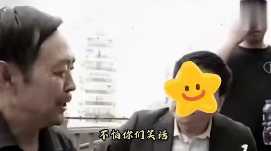 他现在火了挣了钱了 还到处捐款 人品是高尚的