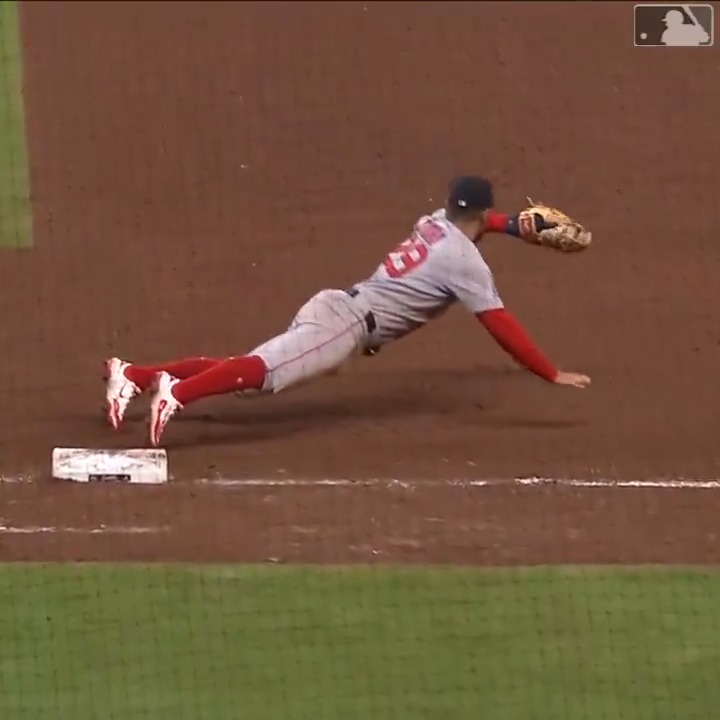 He’s off the fucking bag and to overturn that is ridiculous #Braves