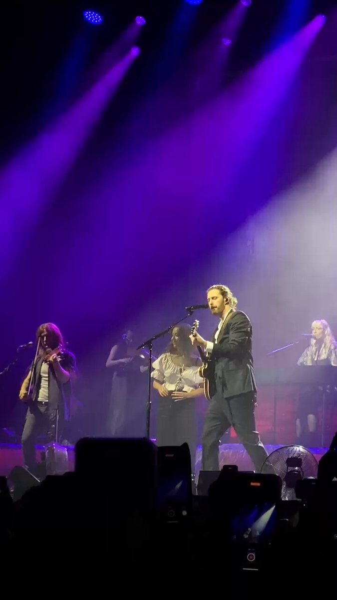 Hozier finalizou seu show em São Paulo chamando ao palco a cantora Laufey, que está em São Paulo para se apresentar amanhã no Popload Festival! A escolhida foi “Work Song”. Meu deus! 🤯 📹: Matheus Izzo