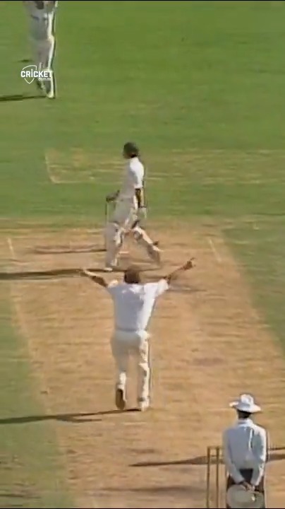 Through the gate! 🇿🇦 Proteas legend Allan Donald had the last laugh against Michael Slater with this nut at the SCG #SaturdaySeed
