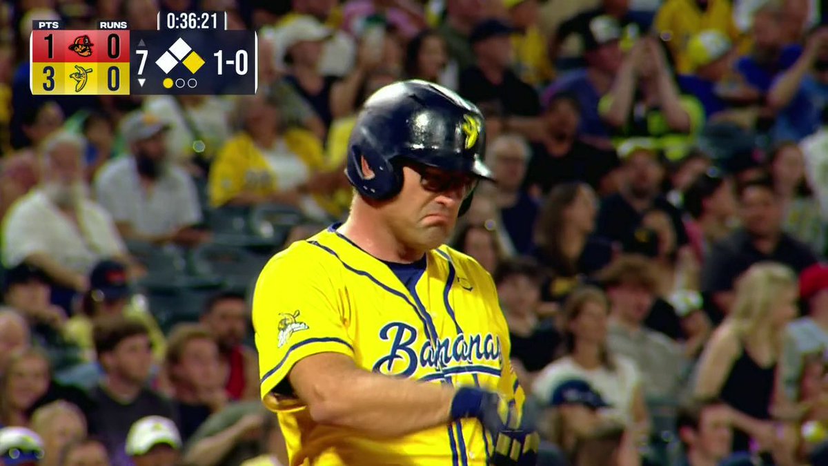Los Angeles Angels legend Troy Glaus pinched hit for the Savannah Bananas in Anaheim 🔥 📺 ESPN+/Disney+