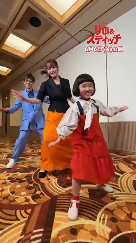 ⠢⋱“オハナ<家族>”と一緒に ⋰⠔ 🐾#スティッチポーズ🐾 日本版声優の3人が挑戦🔥 スティッチ役 #山寺宏一 さん リロ役 #永尾柚乃 さん ナニ役 #MOMONA さん(#ME_I) 実写版『#リロアンドスティッチ』 𝟲/𝟲(金)公開🌺 #スティッチで泣いちゃった 👇上映劇場はこちら