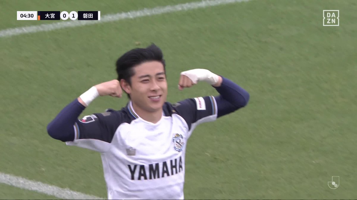 圧巻の先制ゴール🔥🔥 FKからのゴール前の混戦で セカンドボールに反応した #倍井謙 が相手を一枚剥がし ファーサイドを撃ち抜いた! 前節のミスを振り払うゴラッソで 上位対決はアウェイの 磐田が先制! 🏆明治安田J2第18節 🆚大宮×磐田 🆓#DAZN ライブ配信中 #Jみようぜ #Jリーグ #大宮磐田