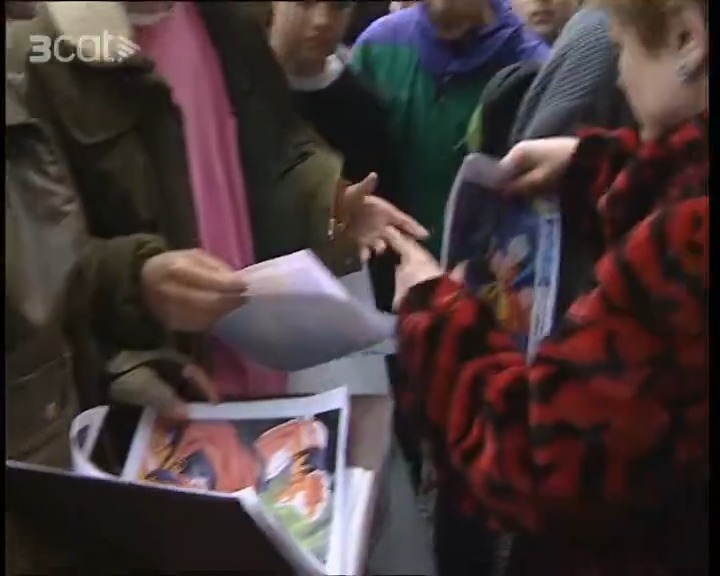 Ahir es va estrenar a la plataforma 3Cat, la sèrie "Llum, foc, destrucció". Recuperem unes imatges de l'any 1992 en què el mercat de Sant Antoni bullia amb l'intercanvi de cromos i fotocòpies sobre la sèrie. La podeu trobar al següent enllaç