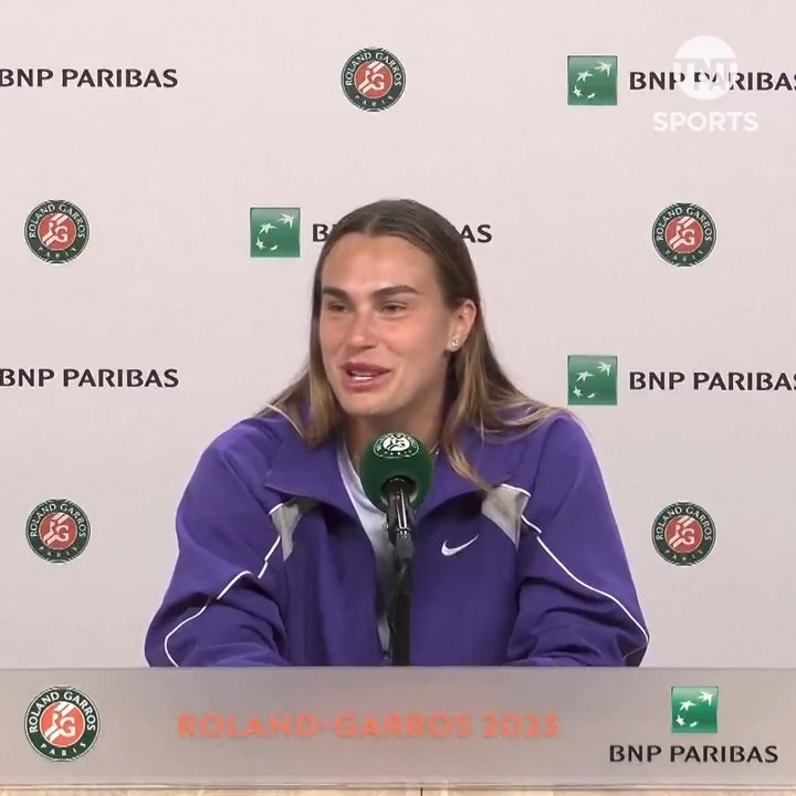 "Leave him alone... he's playing great tennis!" Aryna Sabalenka doesn't even want to think about Novak Djokovic retiring 🙅‍♀️ #RolandGarros