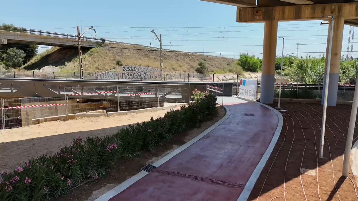 La DANA se llevó parte de la vía del tren entre Catarroja y Massanassa pero también una pasarela ciclopeatonal que unía los dos pueblos sobre el barranco del Poyo. El tren circula hace meses y ahora también las bicis y los peatones.