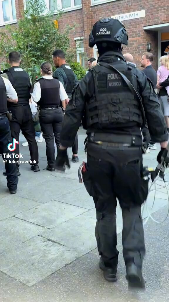 The Metropolitan Police doing exactly what it’s designed to do and very impressive to see. Targeting gangs, young men who wish to carry knives, target everyday Londoners, and visitors with their violence and total disregard for the safety and wellbeing of others and their property. Well done 👍🏻 Policing in numbers and outnumbering the bad guys! Great to see MO19 in the mix as well. #OperationCoffeeBreak This is what it’s all about. 👏🏻 👏🏻 👏🏻 👏🏻 👏🏻