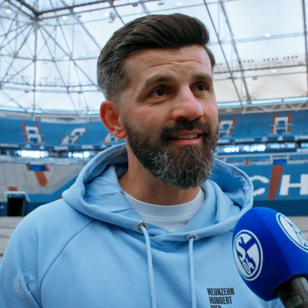 Worauf freust Du Dich am meisten, Miron? 🙌 Das komplette ERSTE INTERVIEW mit Miron Muslic als #S04-Coach seht Ihr jetzt auf YouTube! 🎙️⬇️