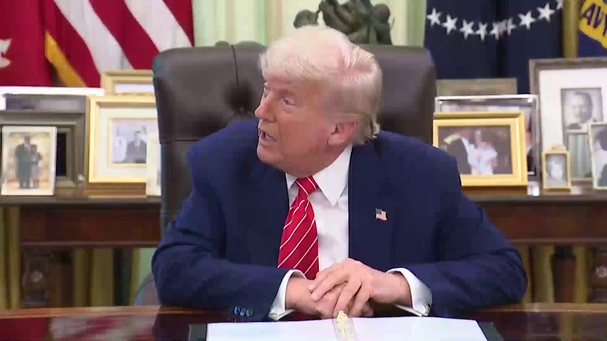 Трамп сообщил вчера, что он был ОЧЕНЬ УДИВЛЁН российскими ударами по Киеву и другим украинским городам во время переговоров. Четвёртый год Россия намеренно бьёт по мирному населению в Украине. Бьёт практически каждый день. Конечно, никак нельзя было предвидеть очередной, наверное, уже тысячный, удар. Это был очень удивительный удар.