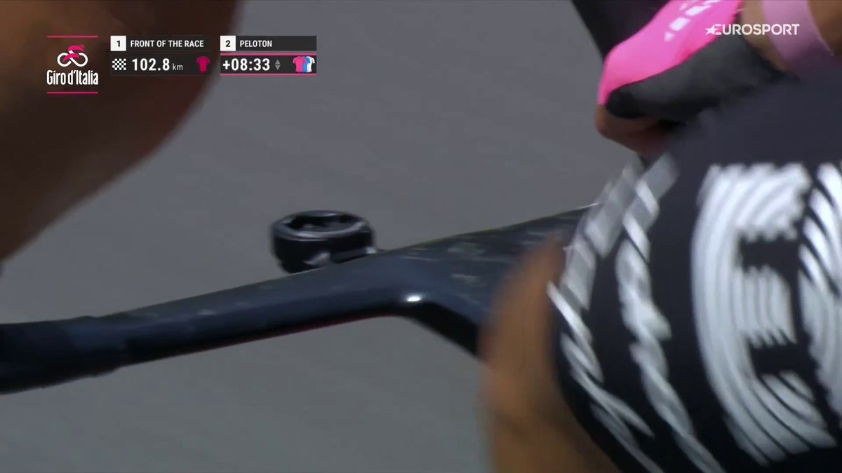 Carapaz se quita el ciclocomputador ❤️🔥 A puro corazón para subir Finestre. #GirodItalia