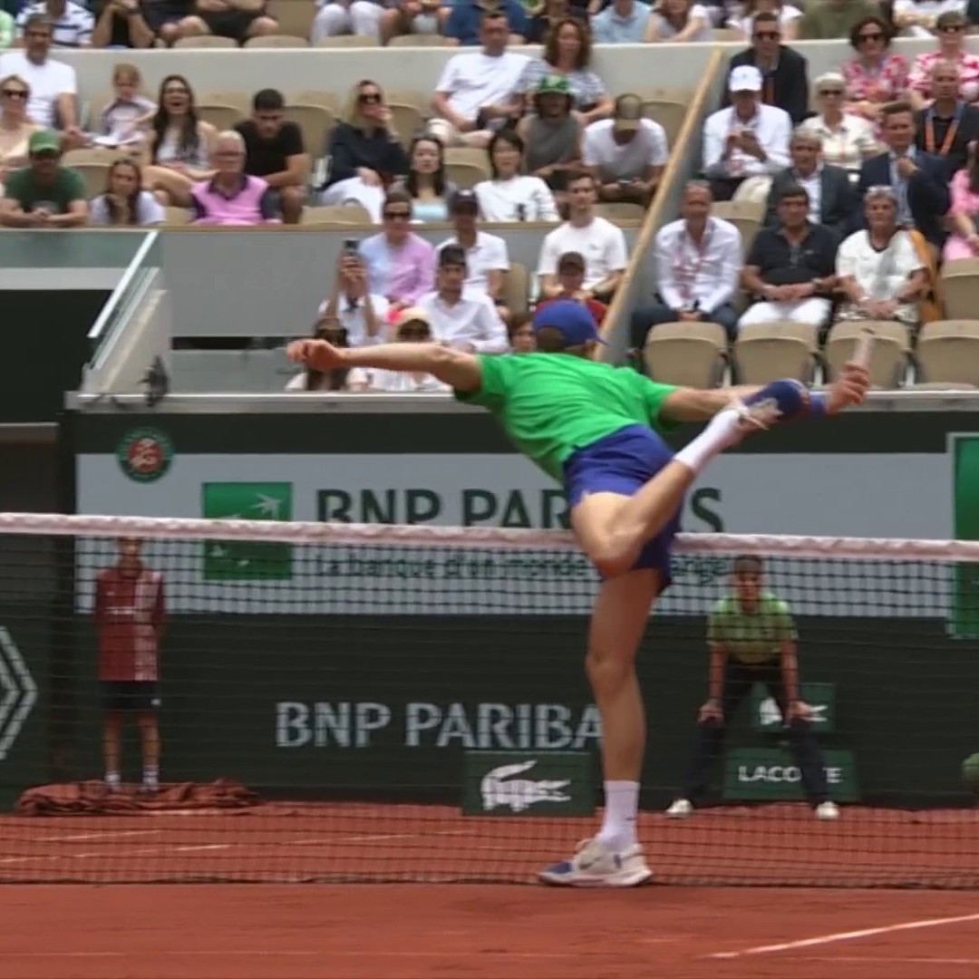 Jannik Sinner pulled out some CRAZY acrobatics to avoid the net 🤸‍♂️ #RolandGarros