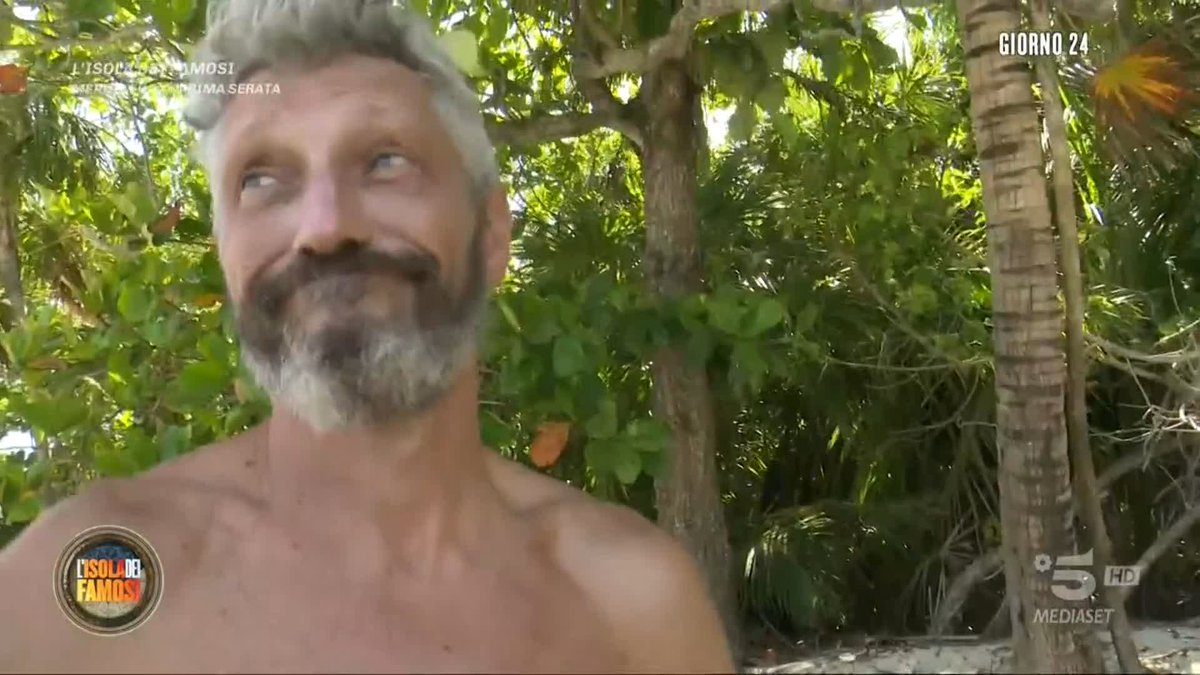 "Odio chi pensa che può fare qualcosa e non dà l'opportunità all'altra persona di farlo" Jasmin pensa che Teresanna e Chiara si concedano troppi privilegi. #Isola