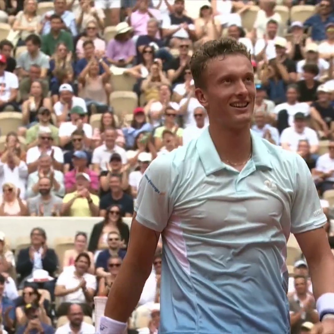 The crowd ERUPTS for Jiri Lehecka who claims his first game against world No. 1 Jannik Sinner at the tail end of the second set! 🙌 #RolandGarros