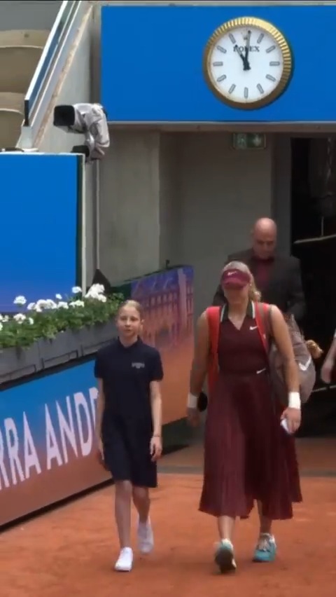 ¡El momento más tierno de #RolandGarros, con Andreeva y una niña como protagonistas! ❤️🥹