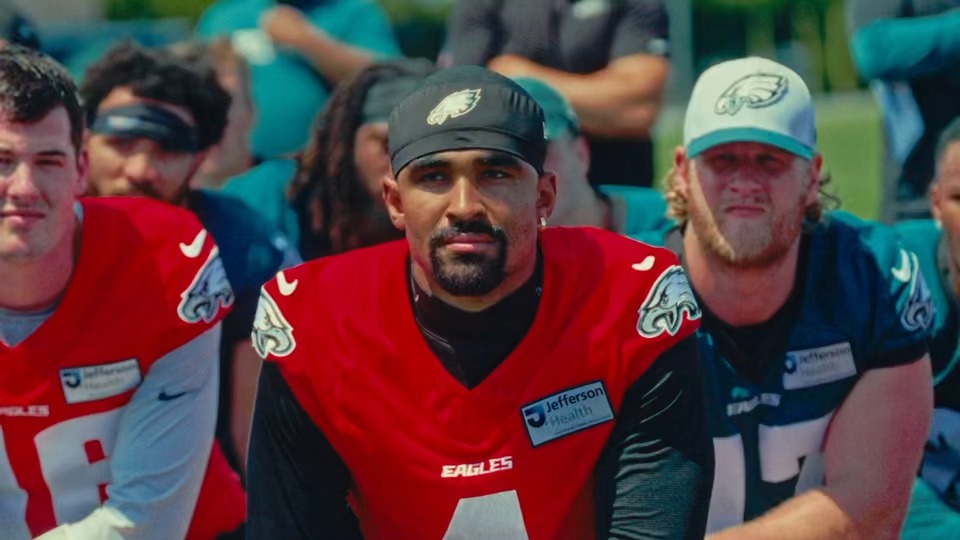 What happens when a 4x Olympic gold medalist pulls up to Philadelphia Eagles practice? Michael Johnson had a message for the champs—and a challenge for Saquon. 🗣️ Be legendary.🏆 Catch that same energy at Grand Slam Track Philadelphia. 🎟️ Grab your tickets now: 📹: LongRunLactic