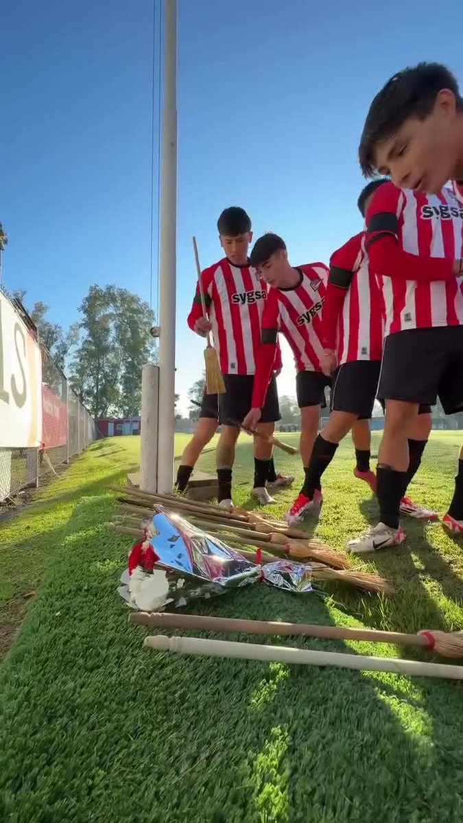 CREEN EN BRUJAS ETERNAS: emocionante homenaje de los Juveniles de Estudiantes a Juan Ramón Verón, ídolo del Pincha. 📹 Estudiantes de La Plata | Estudiantes Fútbol Amateur